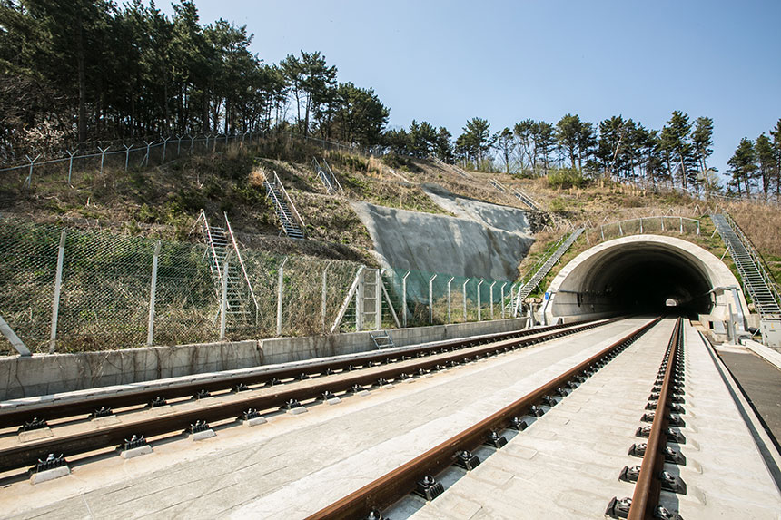 구불구불한 낡은 철로는 낭만의 장소는 될지언정 교통의 편리함과 안전을 보장해주진 못한다. 충남 보령시 일원의 장항선3공구 철로 이설은 주행 시간을 단축하고 사람들이 안전하게 이동할 수 있도록 하는 중요한 공사였다. 산을 관통해 터널을 뚫고 물 위로 교량을 세우며 마침내 올해 1월 5일 남포~판교 구간의 직선화를 완료하고 개통한 현장팀의 노고가 값진 이유다.