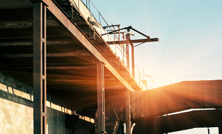 앞으로 건설폐기물 처리가 엄격해지고 재활용 비율이 한층 높아질 것으로 보인다. 새롭게 시행될 분별해체와 순환골재 사용의 의미를 알아보고, 건설사의 역할을 생각해 본다.