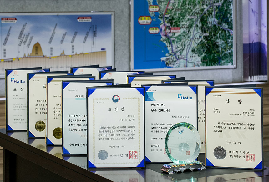 구불구불한 낡은 철로는 낭만의 장소는 될지언정 교통의 편리함과 안전을 보장해주진 못한다. 충남 보령시 일원의 장항선3공구 철로 이설은 주행 시간을 단축하고 사람들이 안전하게 이동할 수 있도록 하는 중요한 공사였다. 산을 관통해 터널을 뚫고 물 위로 교량을 세우며 마침내 올해 1월 5일 남포~판교 구간의 직선화를 완료하고 개통한 현장팀의 노고가 값진 이유다.