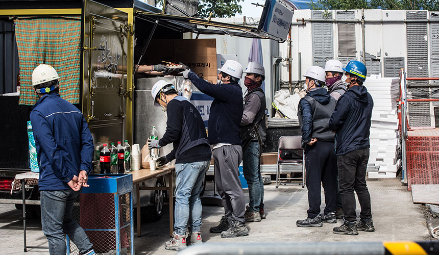 생활형숙박시설 3개 블록을 동시에 지으며 한라의 실력을 입증하고 있는 현장에 힘내소 캠페인이 찾아갔다.