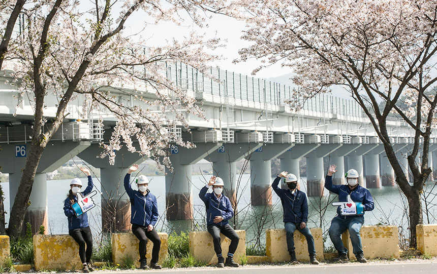 구불구불한 낡은 철로는 낭만의 장소는 될지언정 교통의 편리함과 안전을 보장해주진 못한다. 충남 보령시 일원의 장항선3공구 철로 이설은 주행 시간을 단축하고 사람들이 안전하게 이동할 수 있도록 하는 중요한 공사였다. 산을 관통해 터널을 뚫고 물 위로 교량을 세우며 마침내 올해 1월 5일 남포~판교 구간의 직선화를 완료하고 개통한 현장팀의 노고가 값진 이유다.