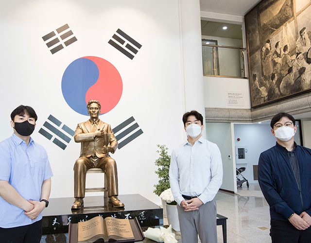 지난 6월 4일 국가 유공자 대상 한라인들과 서울시 서초구 소재 양재시민의숲의 현충시설을 방문했다. 국가를 위해 헌신한 호국영령을 위로하고 감사함을 전하는 특별한 시간이였다.