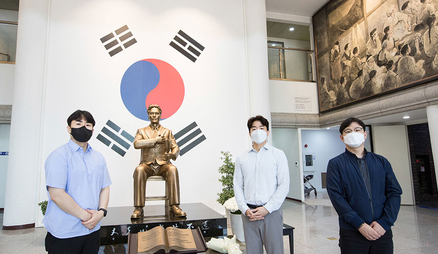 지난 6월 4일 국가 유공자 대상 한라인들과 서울시 서초구 소재 양재시민의숲의 현충시설을 방문했다. 국가를 위해 헌신한 호국영령을 위로하고 감사함을 전하는 특별한 시간이였다.