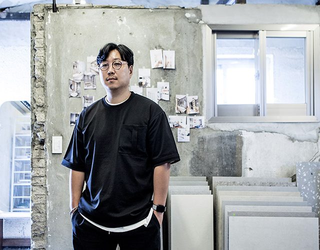 공간을 목적에 맞게 디자인하는 일. 고려해야 할 점이 헤아릴 수 없이 많은 지난한 과정이 기다리는 일. 공간 속 사람의 행동과 삶마저도 변화시키는 일. 공간 디자이너 박상국과 그의 플립360은 기꺼이 그 어려운 일을 하나하나 풀어간다.