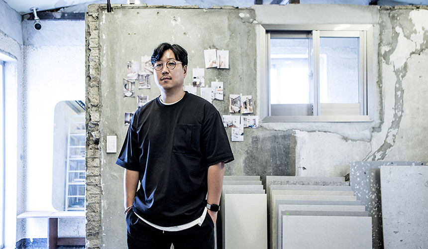 공간을 목적에 맞게 디자인하는 일. 고려해야 할 점이 헤아릴 수 없이 많은 지난한 과정이 기다리는 일. 공간 속 사람의 행동과 삶마저도 변화시키는 일. 공간 디자이너 박상국과 그의 플립360은 기꺼이 그 어려운 일을 하나하나 풀어간다.