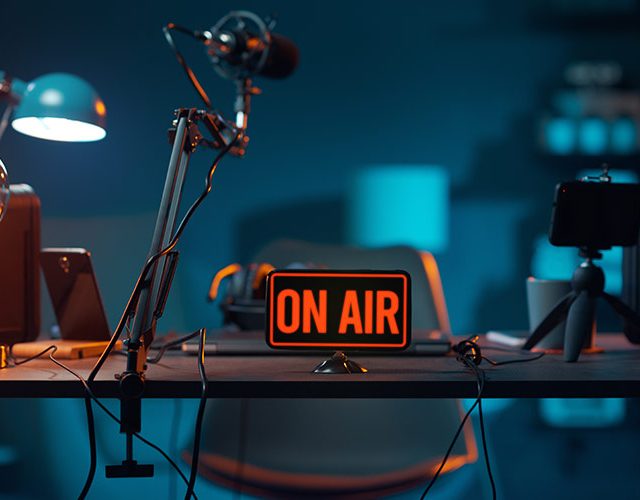 언택트 소비의 끝판왕이 등장했다. 이젠 홈쇼핑도, 해외직구도 아닌 라이브 방송을 시청하며 물건을 산다. 단순히 소비에 머물지 않고 하나의 놀이처럼 즐길 수 있는 일명 라방의 세계를 들여다 본다.