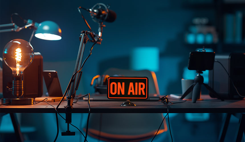 언택트 소비의 끝판왕이 등장했다. 이젠 홈쇼핑도, 해외직구도 아닌 라이브 방송을 시청하며 물건을 산다. 단순히 소비에 머물지 않고 하나의 놀이처럼 즐길 수 있는 일명 라방의 세계를 들여다 본다.