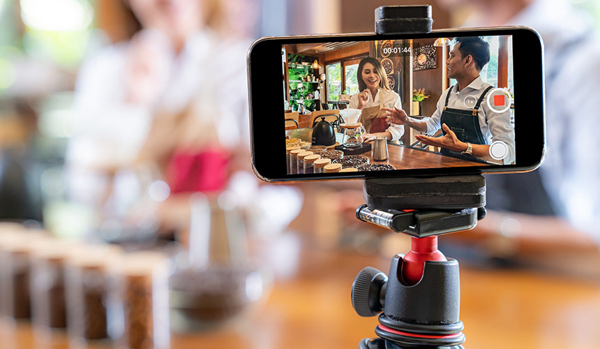 언택트 소비의 끝판왕이 등장했다. 이젠 홈쇼핑도, 해외직구도 아닌 라이브 방송을 시청하며 물건을 산다. 단순히 소비에 머물지 않고 하나의 놀이처럼 즐길 수 있는 일명 라방의 세계를 들여다 본다.