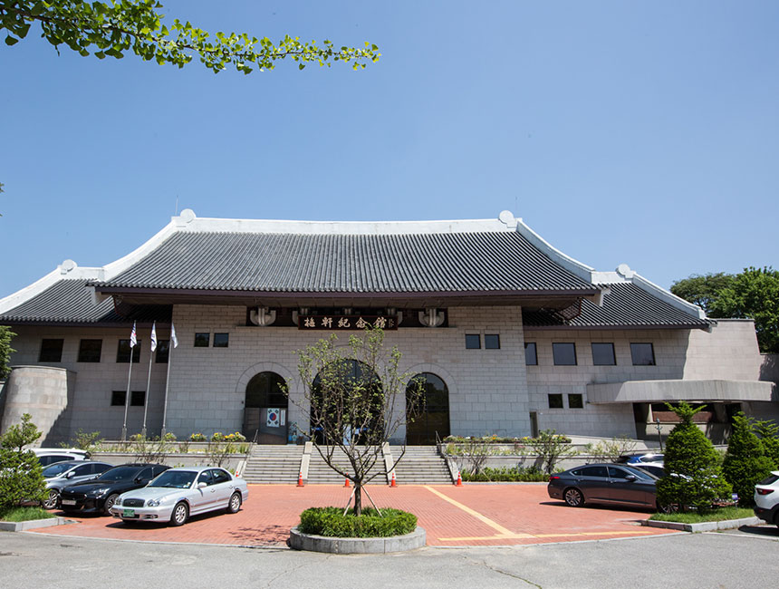 지난 6월 4일 국가 유공자 대상 한라인들과 서울시 서초구 소재 양재시민의숲의 현충시설을 방문했다. 국가를 위해 헌신한 호국영령을 위로하고 감사함을 전하는 특별한 시간이였다.