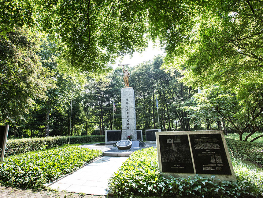 지난 6월 4일 국가 유공자 대상 한라인들과 서울시 서초구 소재 양재시민의숲의 현충시설을 방문했다. 국가를 위해 헌신한 호국영령을 위로하고 감사함을 전하는 특별한 시간이였다.