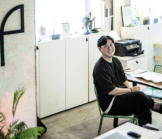 공간을 목적에 맞게 디자인하는 일. 고려해야 할 점이 헤아릴 수 없이 많은 지난한 과정이 기다리는 일. 공간 속 사람의 행동과 삶마저도 변화시키는 일. 공간 디자이너 박상국과 그의 플립360은 기꺼이 그 어려운 일을 하나하나 풀어간다.