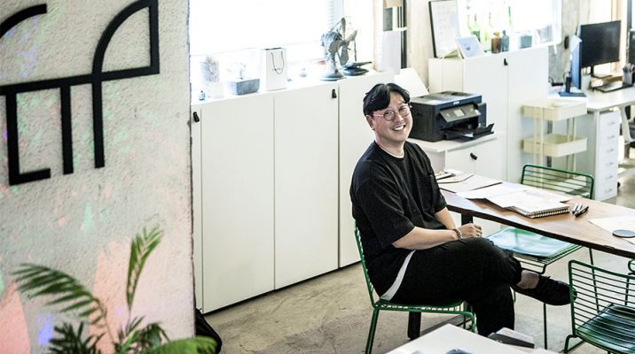 공간을 목적에 맞게 디자인하는 일. 고려해야 할 점이 헤아릴 수 없이 많은 지난한 과정이 기다리는 일. 공간 속 사람의 행동과 삶마저도 변화시키는 일. 공간 디자이너 박상국과 그의 플립360은 기꺼이 그 어려운 일을 하나하나 풀어간다.