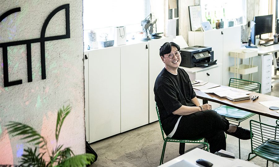 공간을 목적에 맞게 디자인하는 일. 고려해야 할 점이 헤아릴 수 없이 많은 지난한 과정이 기다리는 일. 공간 속 사람의 행동과 삶마저도 변화시키는 일. 공간 디자이너 박상국과 그의 플립360은 기꺼이 그 어려운 일을 하나하나 풀어간다.