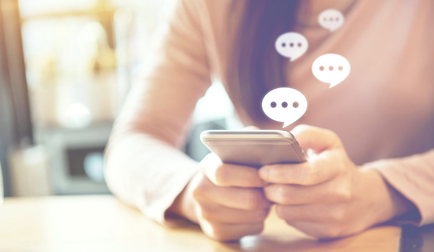 언택트 소비의 끝판왕이 등장했다. 이젠 홈쇼핑도, 해외직구도 아닌 라이브 방송을 시청하며 물건을 산다. 단순히 소비에 머물지 않고 하나의 놀이처럼 즐길 수 있는 일명 라방의 세계를 들여다 본다.