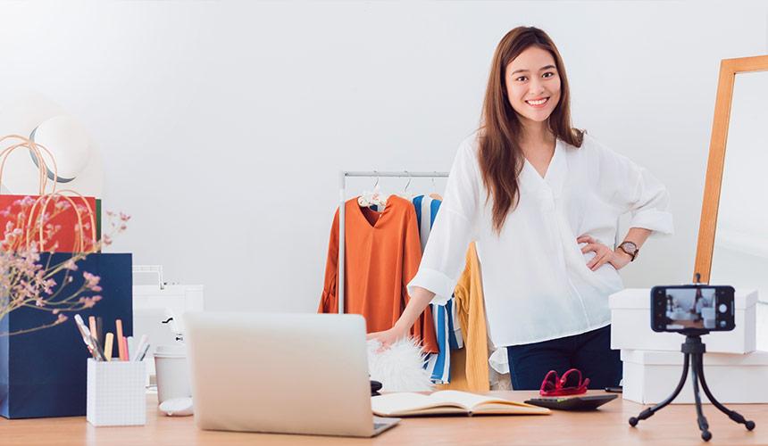 언택트 소비의 끝판왕이 등장했다. 이젠 홈쇼핑도, 해외직구도 아닌 라이브 방송을 시청하며 물건을 산다. 단순히 소비에 머물지 않고 하나의 놀이처럼 즐길 수 있는 일명 라방의 세계를 들여다 본다.