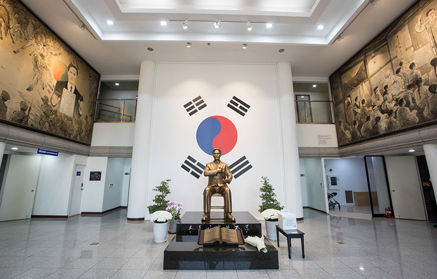 지난 6월 4일 국가 유공자 대상 한라인들과 서울시 서초구 소재 양재시민의숲의 현충시설을 방문했다. 국가를 위해 헌신한 호국영령을 위로하고 감사함을 전하는 특별한 시간이였다.