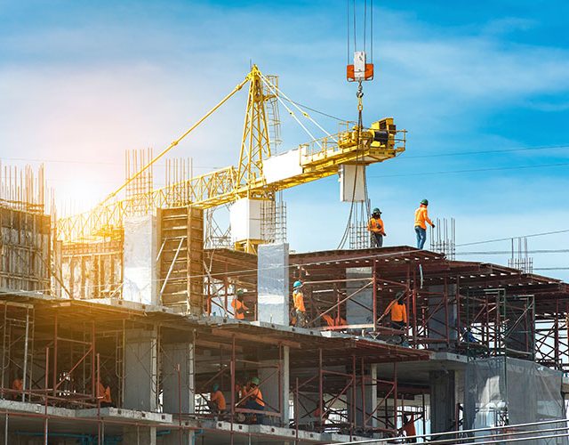 건설사들이 새로운 성장 동력으로 리모델링 시장에 뛰어들고 있다. 낮은 사업성과 규제라는 걸림돌에도 불구하고 리모델링 시장의 폭발적인 성장을 기대하며 시장 공략에 나서고 있는 모습이다.