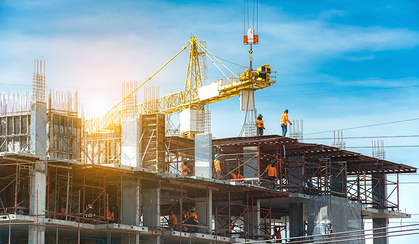 건설사들이 새로운 성장 동력으로 리모델링 시장에 뛰어들고 있다. 낮은 사업성과 규제라는 걸림돌에도 불구하고 리모델링 시장의 폭발적인 성장을 기대하며 시장 공략에 나서고 있는 모습이다.