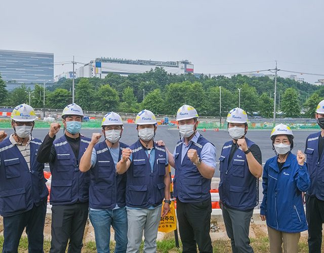 절로 ‘바쁘다, 바빠’ 소리가 나오는 상황에서 힘들다는 볼멘소리 대신 긍정적인 마인드와 웃음으로 현장을 지키는 자랑스러운 한라인들이 있다. 소수의 인원으로 민간 발주 토목 공사를 척척 해내고 있는 삼성전자인허가대응 공사 현장의 영웅들을 만나본다.