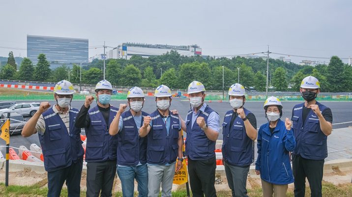 절로 ‘바쁘다, 바빠’ 소리가 나오는 상황에서 힘들다는 볼멘소리 대신 긍정적인 마인드와 웃음으로 현장을 지키는 자랑스러운 한라인들이 있다. 소수의 인원으로 민간 발주 토목 공사를 척척 해내고 있는 삼성전자인허가대응 공사 현장의 영웅들을 만나본다.