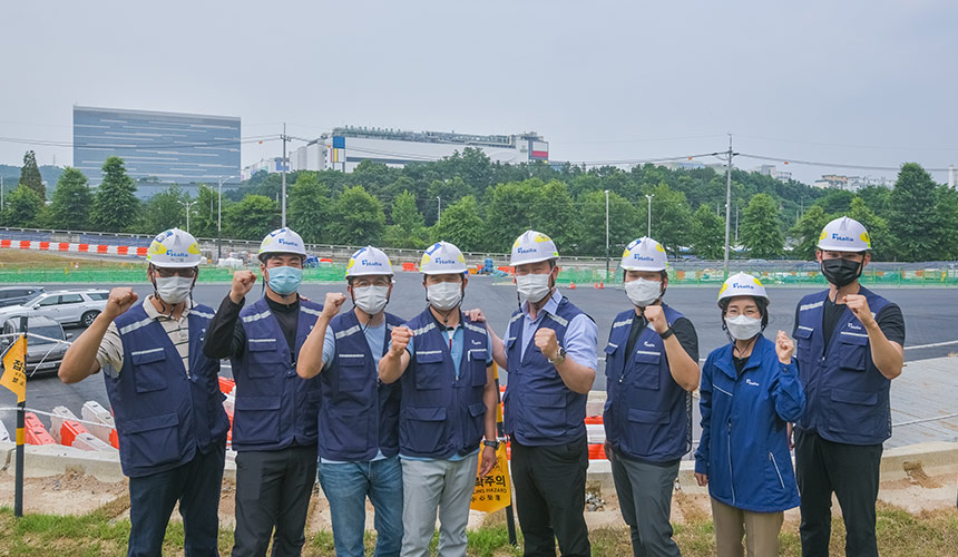 절로 ‘바쁘다, 바빠’ 소리가 나오는 상황에서 힘들다는 볼멘소리 대신 긍정적인 마인드와 웃음으로 현장을 지키는 자랑스러운 한라인들이 있다. 소수의 인원으로 민간 발주 토목 공사를 척척 해내고 있는 삼성전자인허가대응 공사 현장의 영웅들을 만나본다.