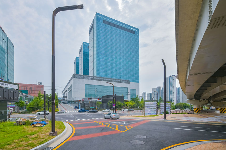 절로 ‘바쁘다, 바빠’ 소리가 나오는 상황에서 힘들다는 볼멘소리 대신 긍정적인 마인드와 웃음으로 현장을 지키는 자랑스러운 한라인들이 있다. 소수의 인원으로 민간 발주 토목 공사를 척척 해내고 있는 삼성전자인허가대응 공사 현장의 영웅들을 만나본다.