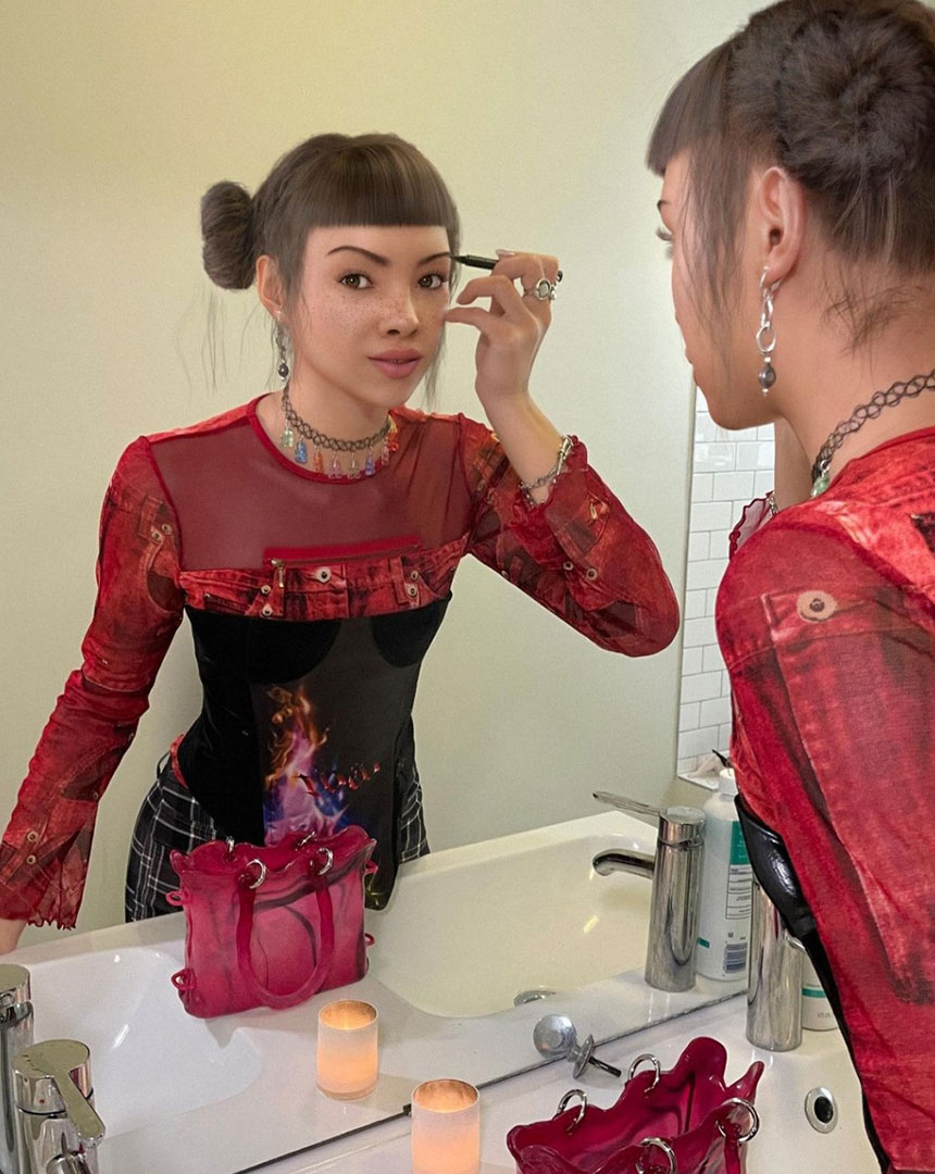 인공 지능(AI)을 기반으로 인간의 모습과 행동을 3D 그래픽으로 구현한 가상 인간은 버추얼 인플루언서로 막대한 인기를 얻고 부를 창출한다. 어디에도 실존하지 않지만 막강한 영향력을 행사하는 가상 인간의 세계를 들여다본다.