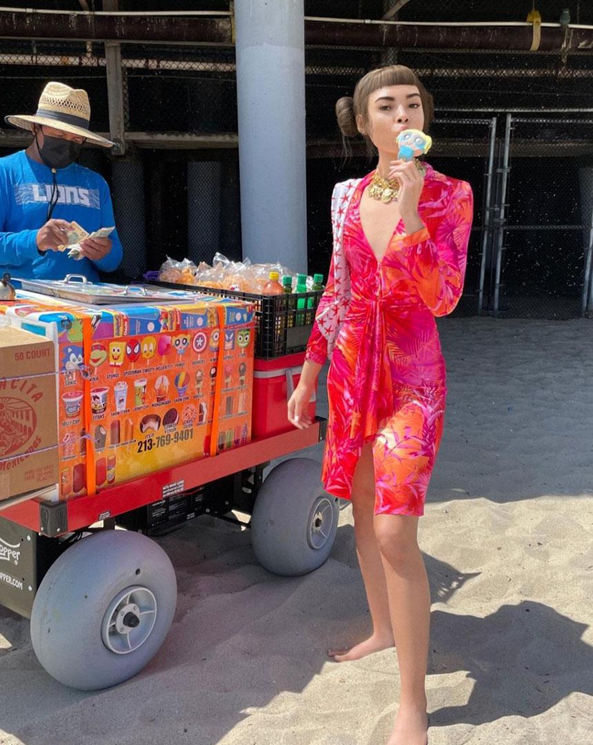 인공 지능(AI)을 기반으로 인간의 모습과 행동을 3D 그래픽으로 구현한 가상 인간은 버추얼 인플루언서로 막대한 인기를 얻고 부를 창출한다. 어디에도 실존하지 않지만 막강한 영향력을 행사하는 가상 인간의 세계를 들여다본다.