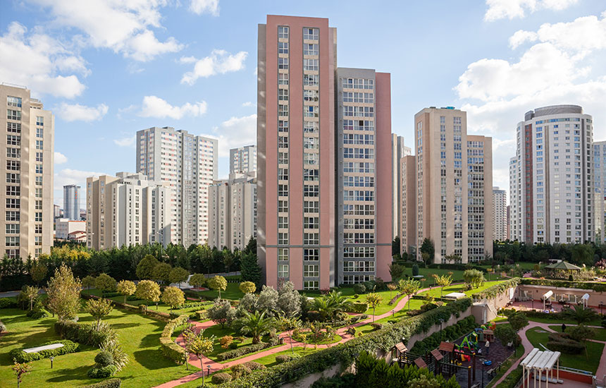 건설사들이 새로운 성장 동력으로 리모델링 시장에 뛰어들고 있다. 낮은 사업성과 규제라는 걸림돌에도 불구하고 리모델링 시장의 폭발적인 성장을 기대하며 시장 공략에 나서고 있는 모습이다.