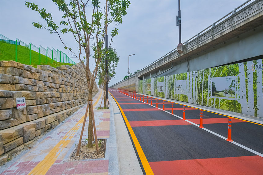 절로 ‘바쁘다, 바빠’ 소리가 나오는 상황에서 힘들다는 볼멘소리 대신 긍정적인 마인드와 웃음으로 현장을 지키는 자랑스러운 한라인들이 있다. 소수의 인원으로 민간 발주 토목 공사를 척척 해내고 있는 삼성전자인허가대응 공사 현장의 영웅들을 만나본다.