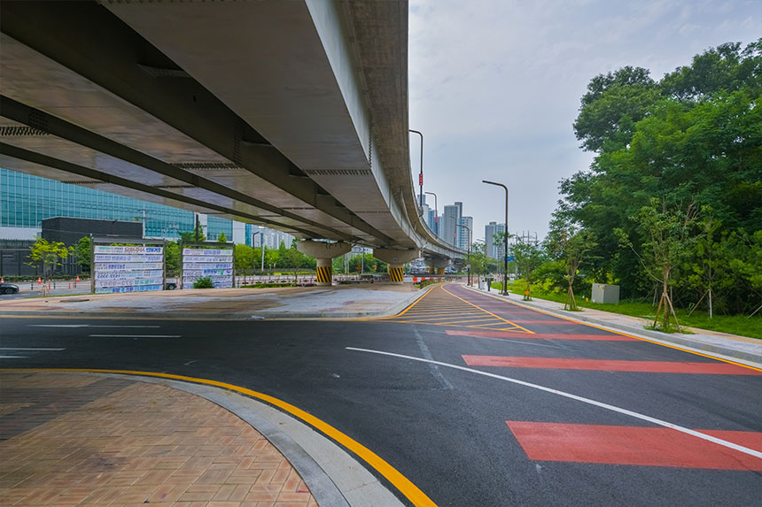 절로 ‘바쁘다, 바빠’ 소리가 나오는 상황에서 힘들다는 볼멘소리 대신 긍정적인 마인드와 웃음으로 현장을 지키는 자랑스러운 한라인들이 있다. 소수의 인원으로 민간 발주 토목 공사를 척척 해내고 있는 삼성전자인허가대응 공사 현장의 영웅들을 만나본다.