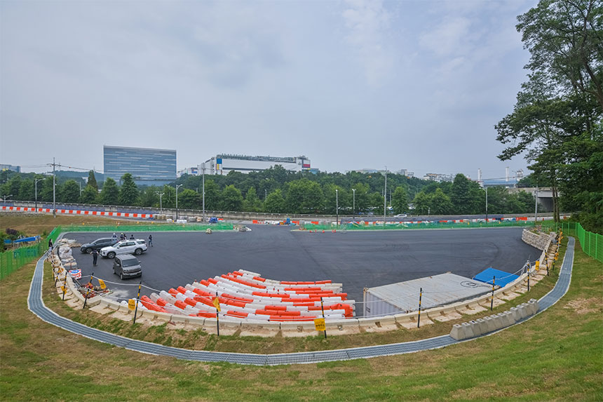 절로 ‘바쁘다, 바빠’ 소리가 나오는 상황에서 힘들다는 볼멘소리 대신 긍정적인 마인드와 웃음으로 현장을 지키는 자랑스러운 한라인들이 있다. 소수의 인원으로 민간 발주 토목 공사를 척척 해내고 있는 삼성전자인허가대응 공사 현장의 영웅들을 만나본다.