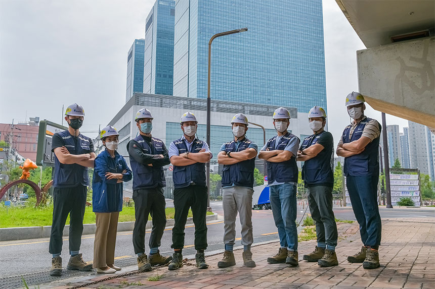 절로 ‘바쁘다, 바빠’ 소리가 나오는 상황에서 힘들다는 볼멘소리 대신 긍정적인 마인드와 웃음으로 현장을 지키는 자랑스러운 한라인들이 있다. 소수의 인원으로 민간 발주 토목 공사를 척척 해내고 있는 삼성전자인허가대응 공사 현장의 영웅들을 만나본다.