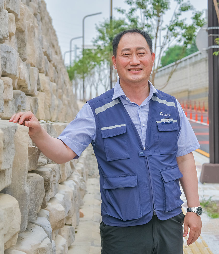 절로 ‘바쁘다, 바빠’ 소리가 나오는 상황에서 힘들다는 볼멘소리 대신 긍정적인 마인드와 웃음으로 현장을 지키는 자랑스러운 한라인들이 있다. 소수의 인원으로 민간 발주 토목 공사를 척척 해내고 있는 삼성전자인허가대응 공사 현장의 영웅들을 만나본다.