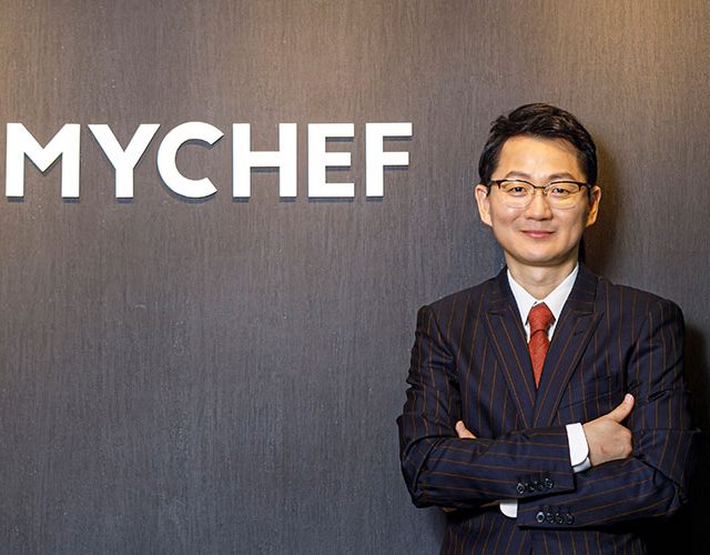 마이셰프는 국내 최초 밀키트 전문 기업으로 월 평균 20만 개 밀키트 제품을 판매하고 있다. 전년 대비 매출 151%라는 놀라운 성장세를 보이며 내년에는 코스닥 상장을 준비 중이다. 마이셰프의 리더 임종억 대표로부터 마이셰프의 현재와 미래 비전을 들어본다.