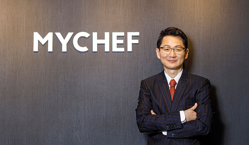 마이셰프는 국내 최초 밀키트 전문 기업으로 월 평균 20만 개 밀키트 제품을 판매하고 있다. 전년 대비 매출 151%라는 놀라운 성장세를 보이며 내년에는 코스닥 상장을 준비 중이다. 마이셰프의 리더 임종억 대표로부터 마이셰프의 현재와 미래 비전을 들어본다.